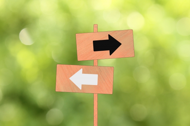 左右を向いた矢印の看板