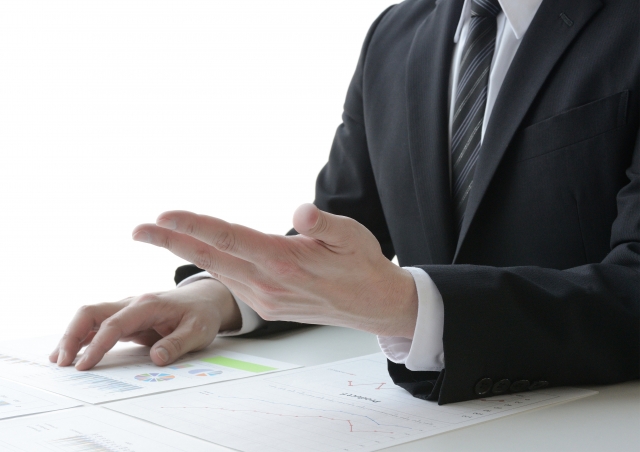 提案するビジネスマン