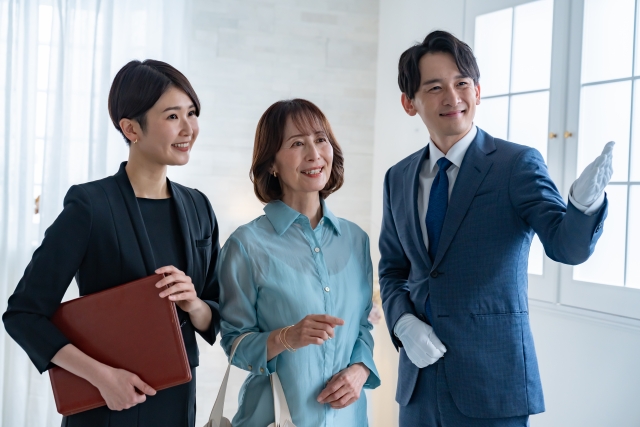 内覧をする営業担当