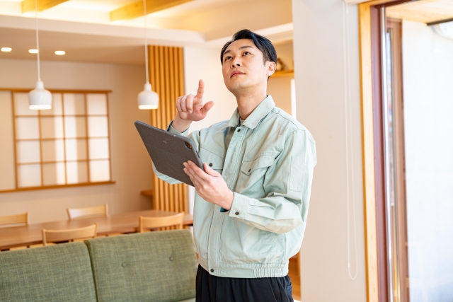 家をチェックする男性