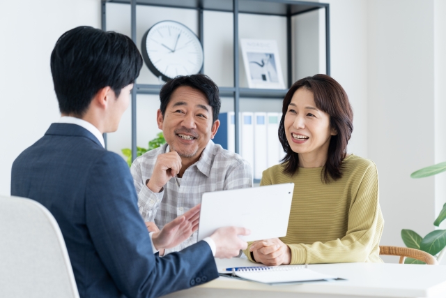 相談する夫婦