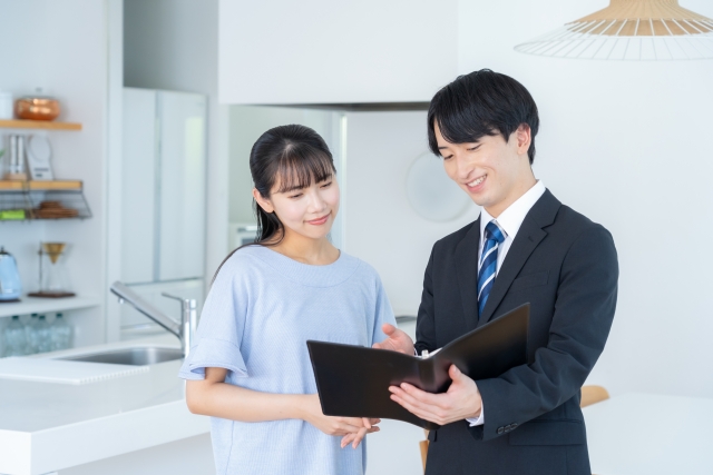 営業マンと話す顧客の女性