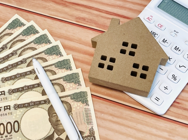 住宅資金と家の模型
