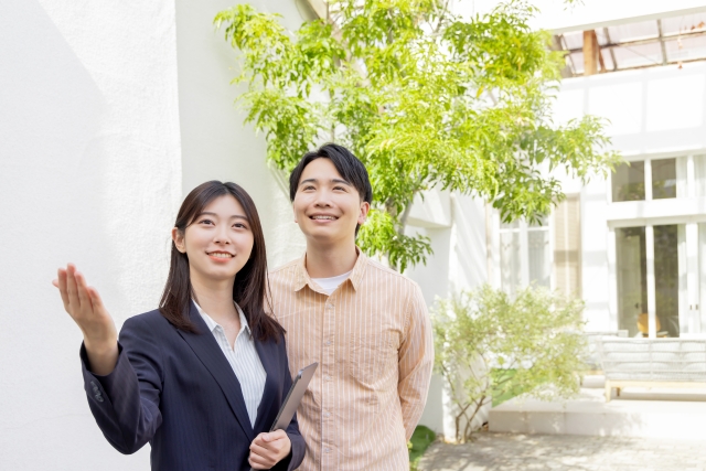 不動産営業担当者と物件見学