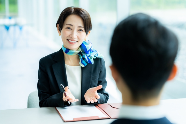 顧客と笑顔で話す女性スタッフ