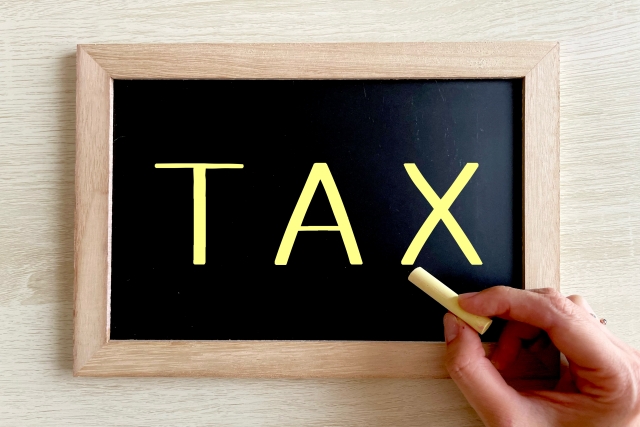 黒板に書かれたTAXの文字列　