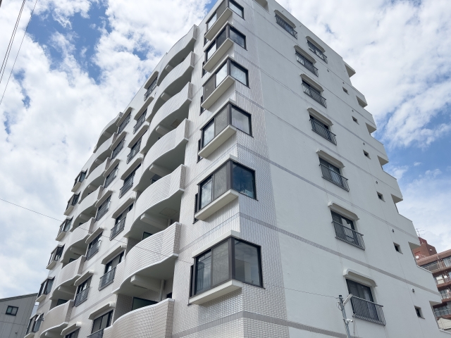 白い新しいマンション