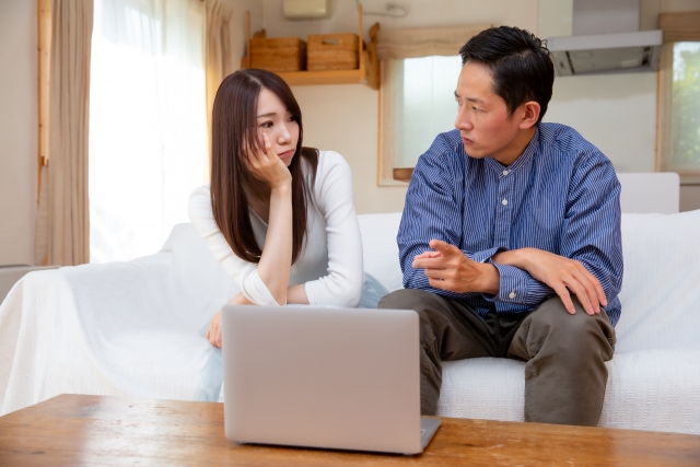 悩む夫婦