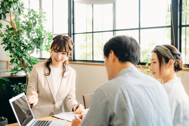 不動産に相談する夫婦