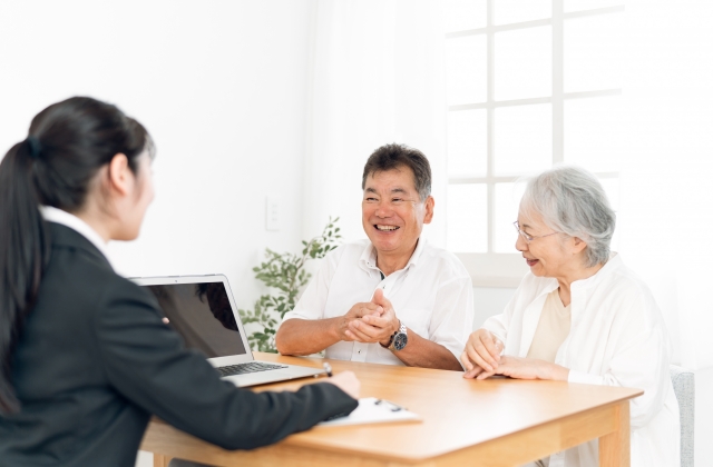 笑顔で会話をする老夫婦