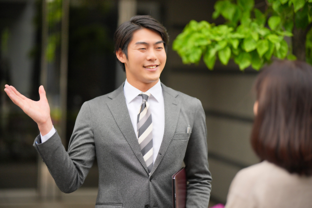 案内をする不動産営業マン