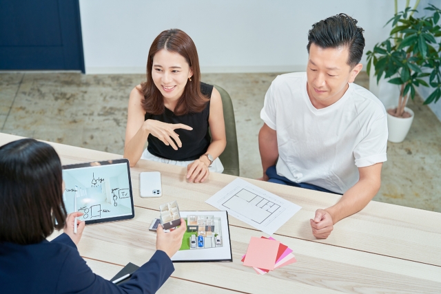 住宅の説明を受ける夫婦