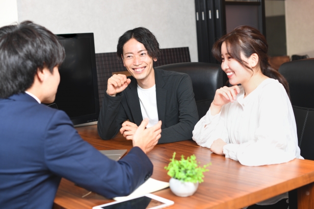 笑顔で打ち合わせをする男女