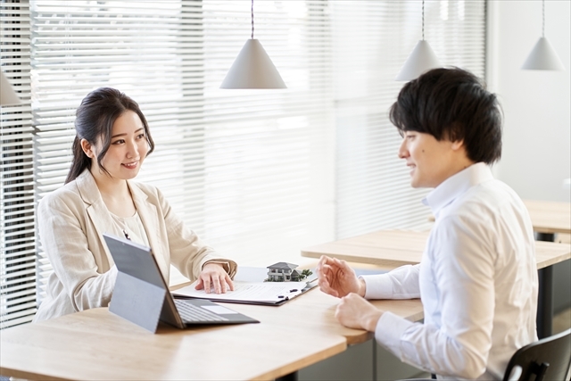 住宅の説明をする女性