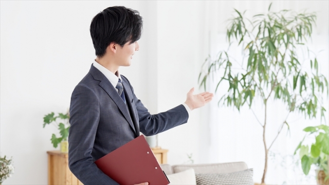 家の案内をする不動産営業マン