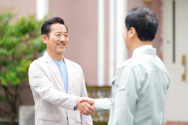 笑顔で握手を交わす男性