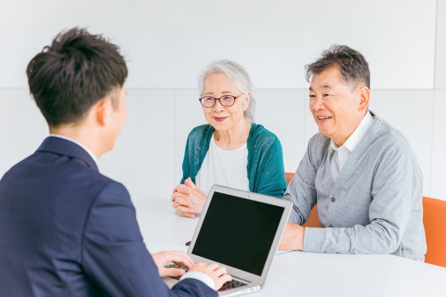 説明を聞く高齢夫婦