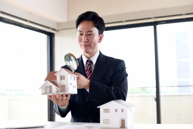 家を査定する男性(イメージ)