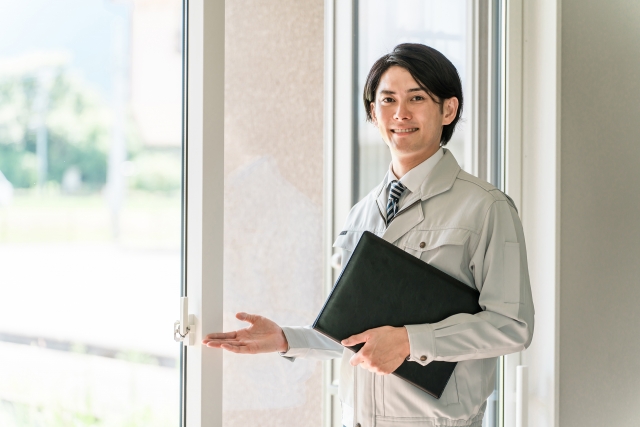 家を案内する男性