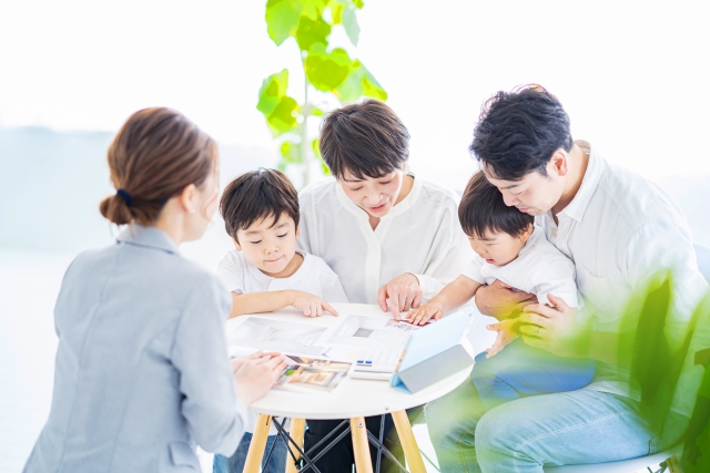 不動産の相談をする子持ちのファミリー