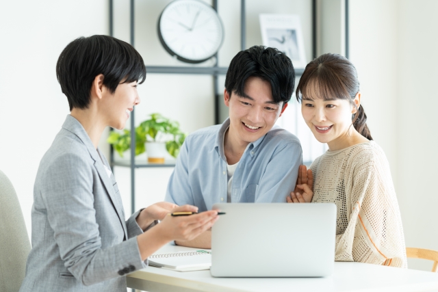 女性スタッフから説明を受ける夫婦