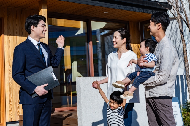 家の案内をする不動産営業マン