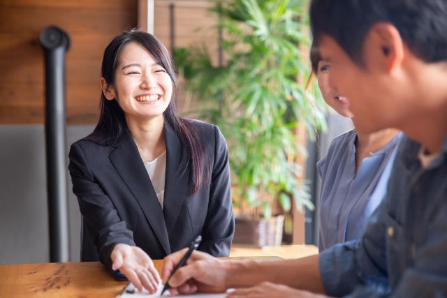 笑顔で打ち合わせを行う女性